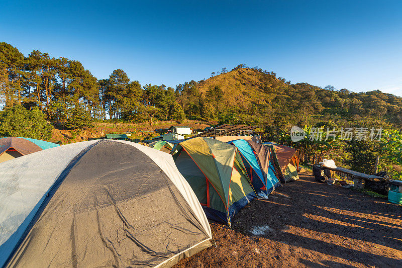 露营旅行在Doi angkhang清迈自然景观风景秀丽的日出在泰国北部